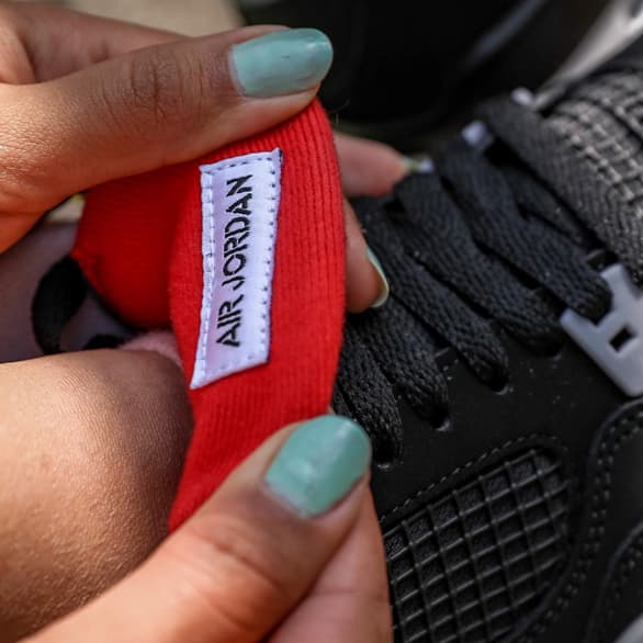 NIKE AIR JORDAN 4 RETRO