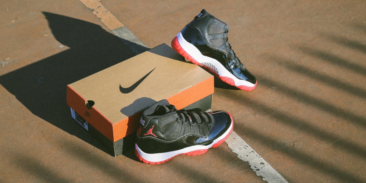 スニーカーNIKE AIR JORDAN11 BRED us11 先行販売分 - スニーカー