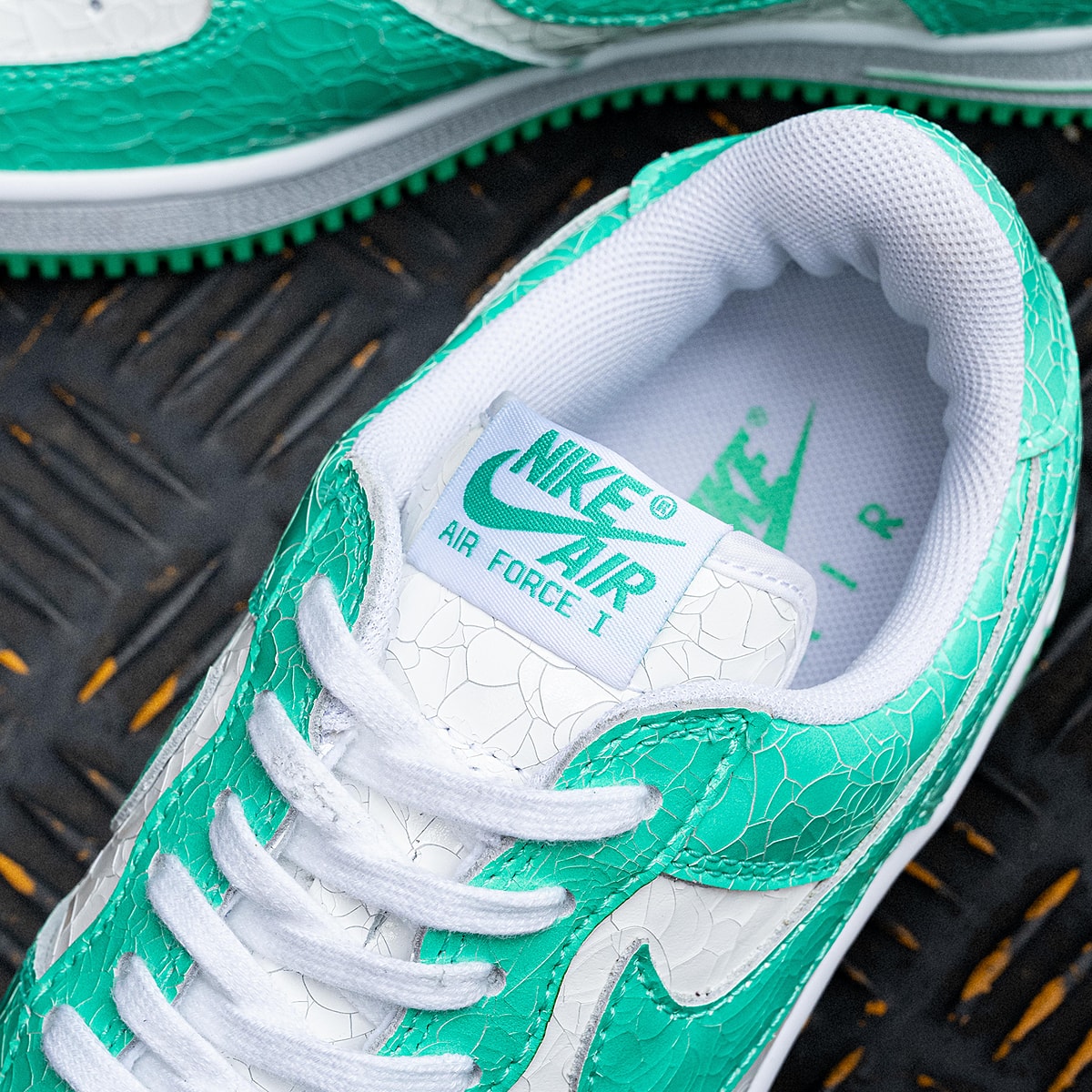 NIKE AF1 Cracked Leather 