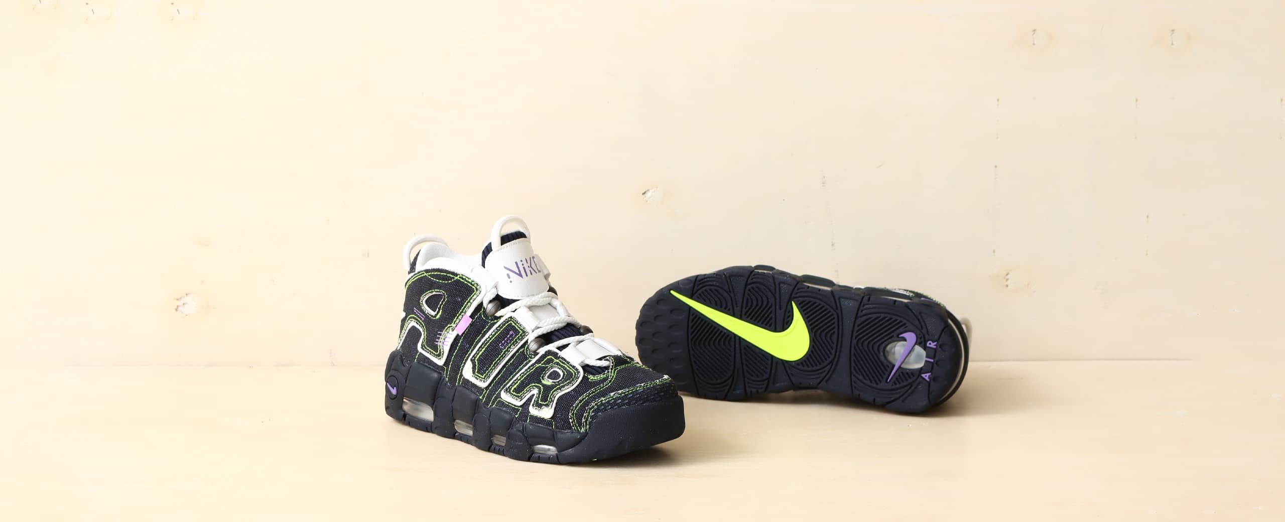 "NIKE SWDC W AIR MORE UPTEMPO"