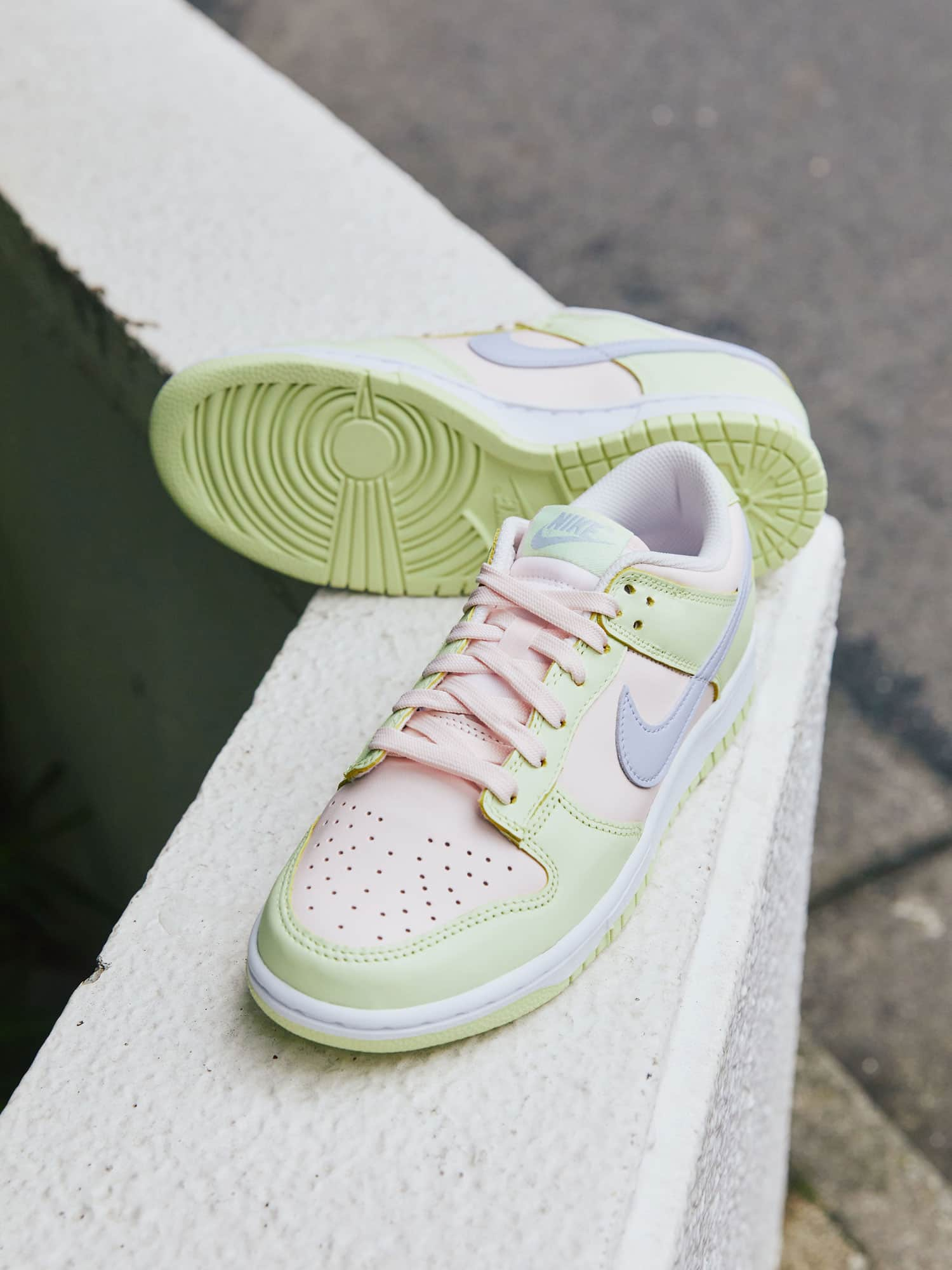 超人気NIKE DUNK LOW ナイキ ダンク ロー ピンク　ペイズリーウィメンズ 靴