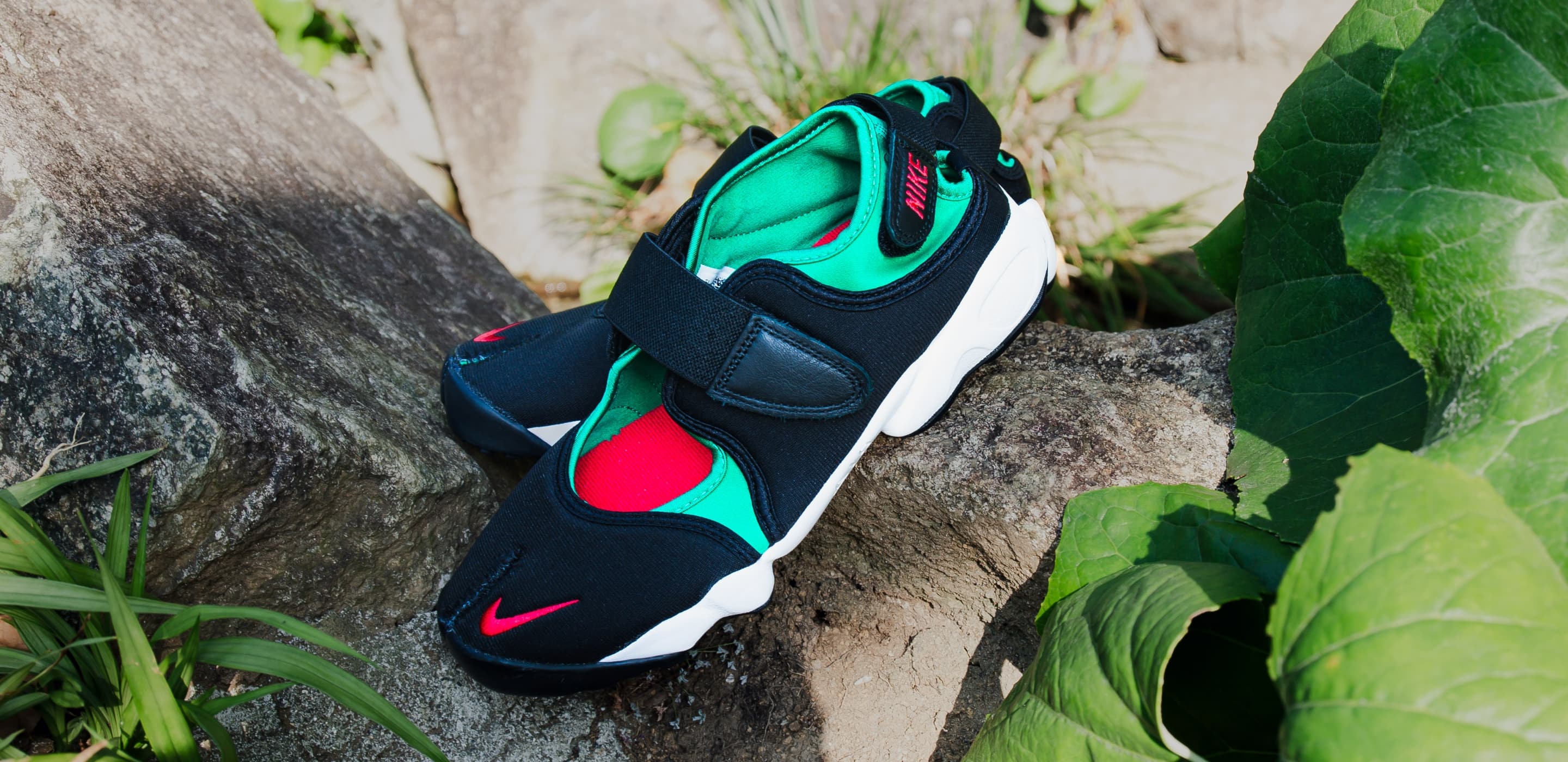 NIKE WMNS AIR RIFT BLACK/UNIVERSITY RED-STADIUM GREEN-WHITE