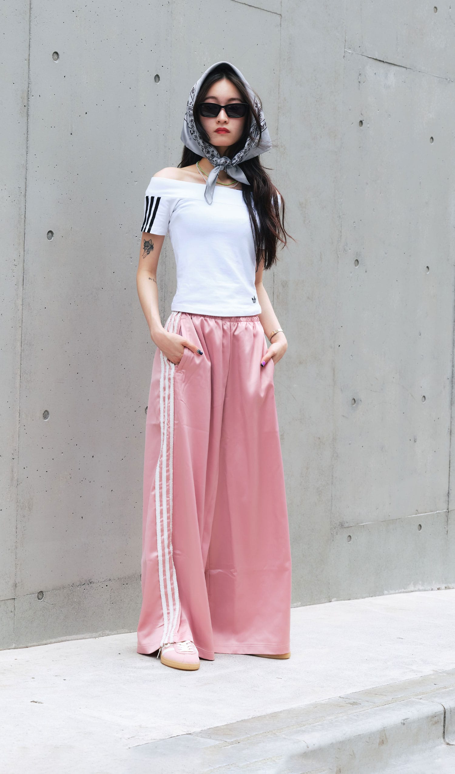 adidas BANDEAU SHORT SLEEVE / 3 STRIPES WOVEN SHORTS