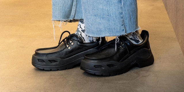 crocs Gallery Leather Shoe
