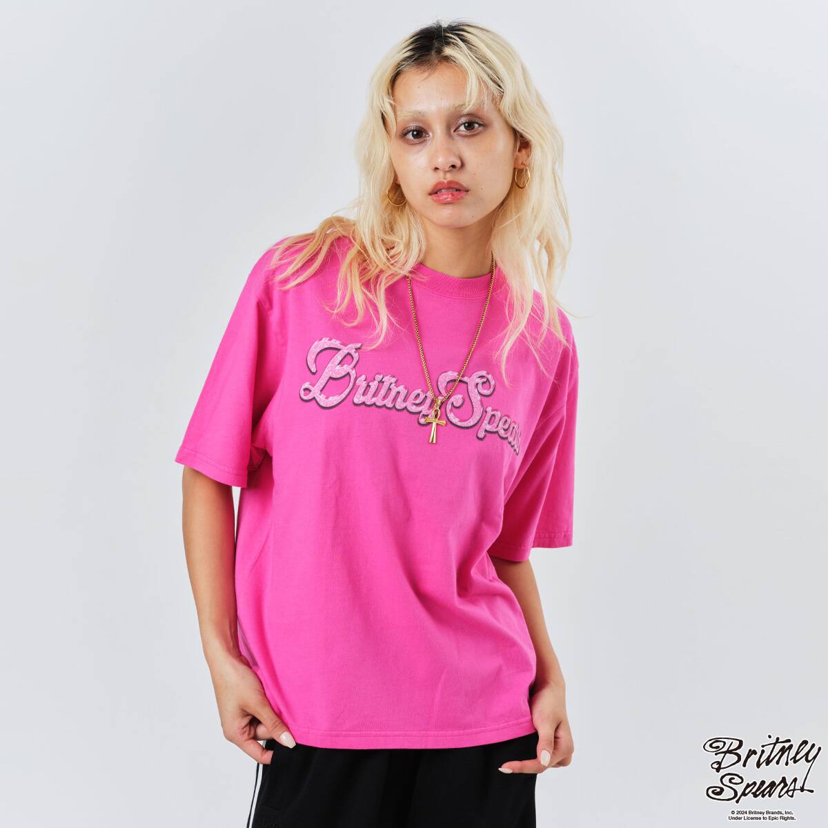 atmos pink x Britney Spears Magazine Cover Print T-Shirt PINK |atmos（アトモス）  公式オンラインストア