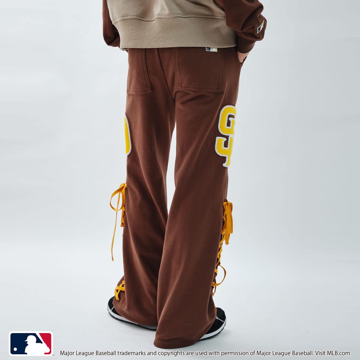 atmos pink MLB Sweat Pants BROWNの画像