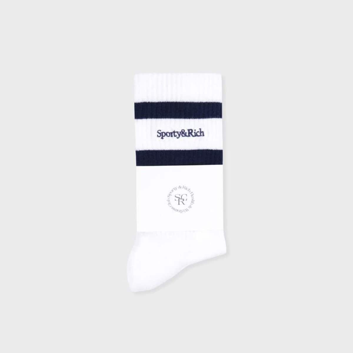 SPORTY＆RICH Serif Logo Socks White Navy の画像