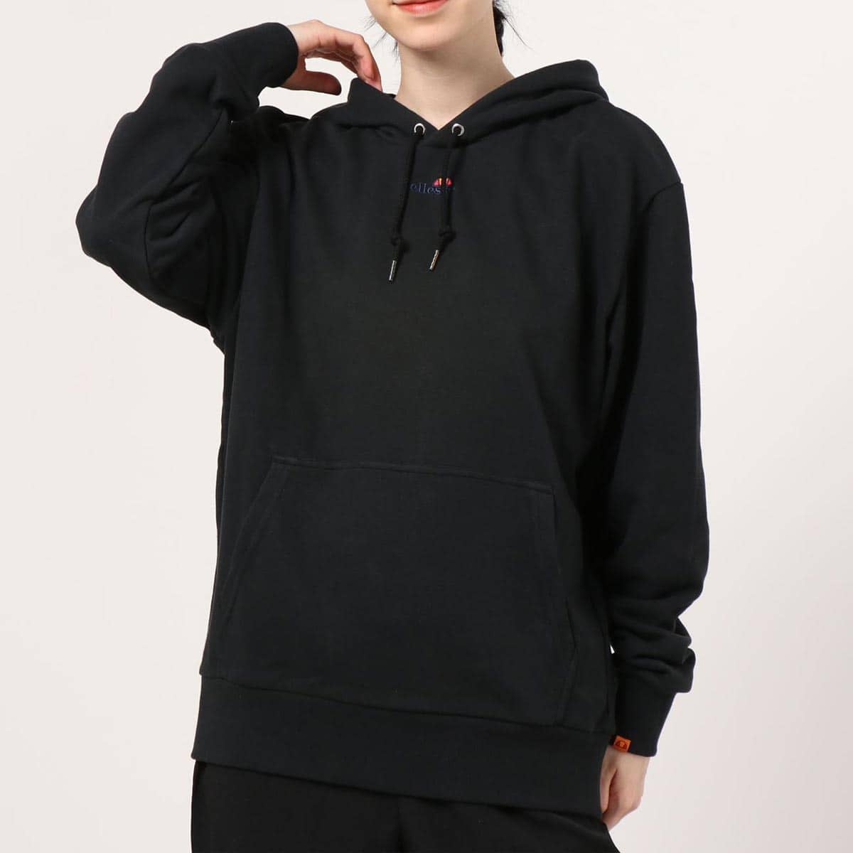 ellesse スウェット パーカ Ｈブラック 21SS-Iの画像
