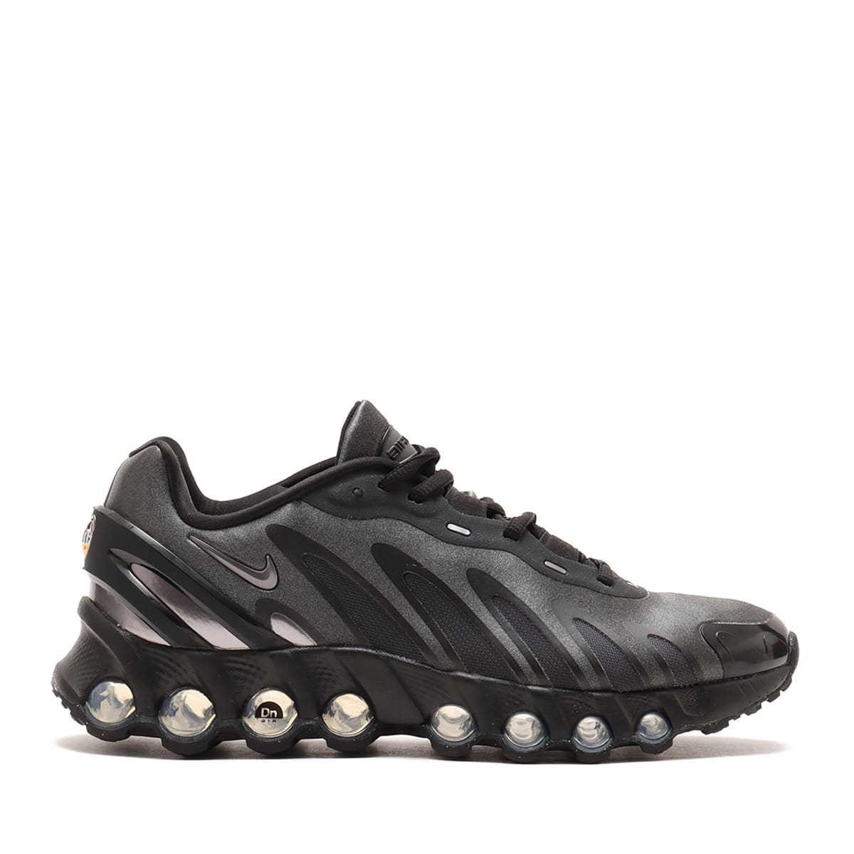 NIKE W AIR MAX DN8 BLACK/MTLC DARK GREY-IRON GREYの画像