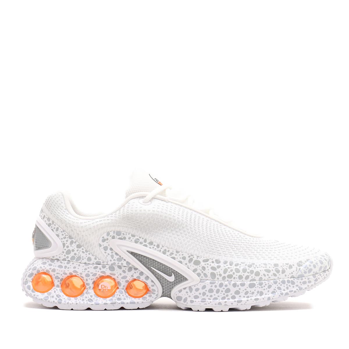 NIKE AIR MAX DN SE PRM WHITE/WHITE-METALLIC SILVER-WHITE の画像