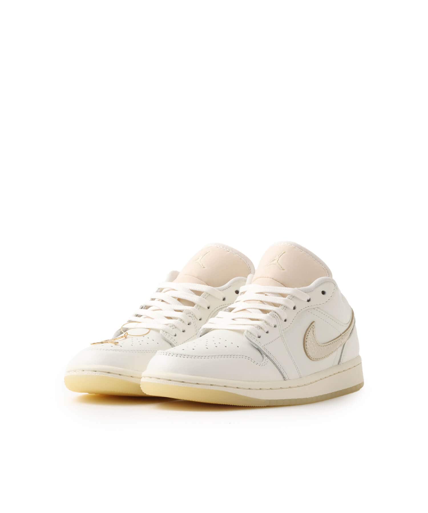 JORDAN BRAND WMNS AIR JORDAN 1 LOW SE SAIL/TEAM GOLD-PALE IVORYの画像