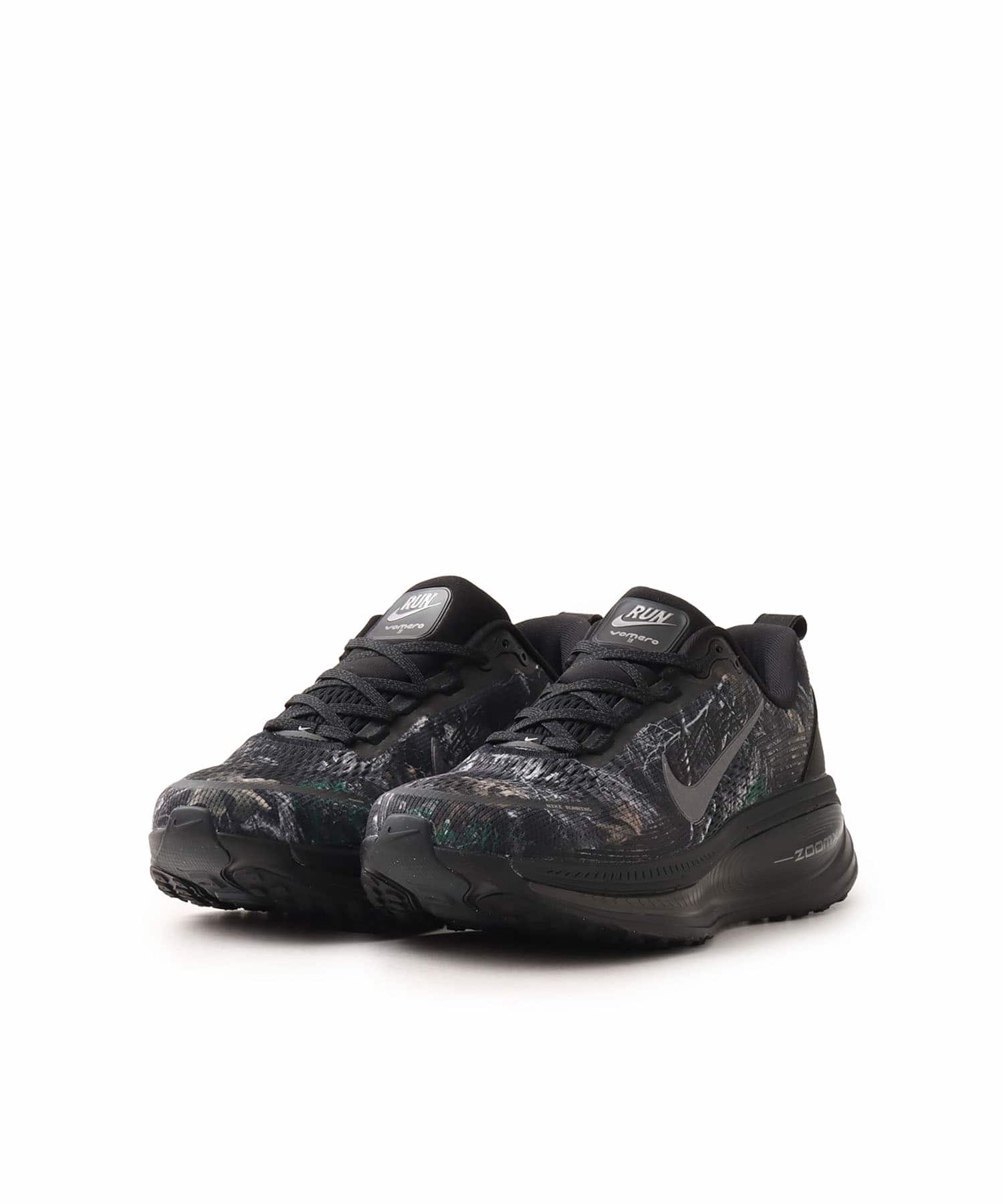 NIKE VOMERO 18 CM BLACK/MTLC DARK GREY-DK SMOKE GREYの画像