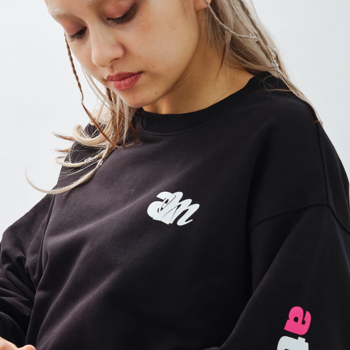 atmos pink x MONICHIKI HOUSE ATMONI CHICKEN SW TOPS BLACKの画像