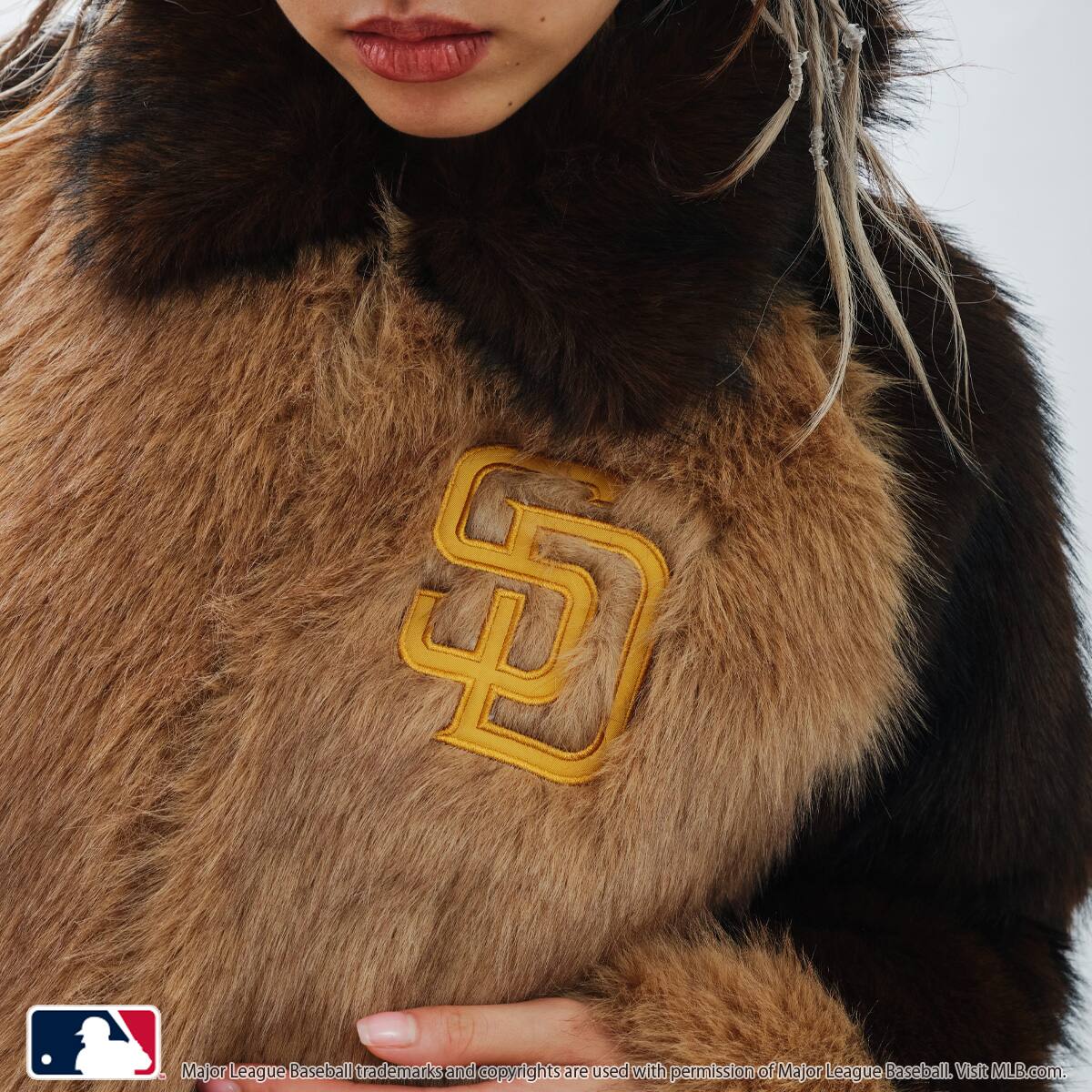 atmos pink MLB Faux Fur Blouson BEIGEの画像