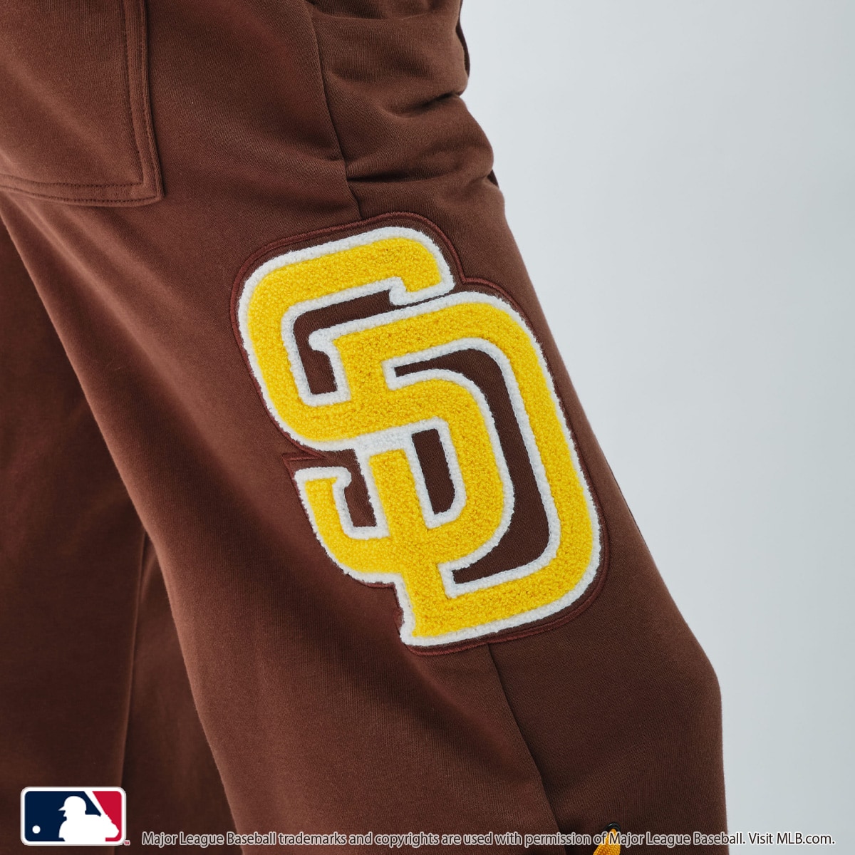 atmos pink MLB Sweat Pants BROWNの画像