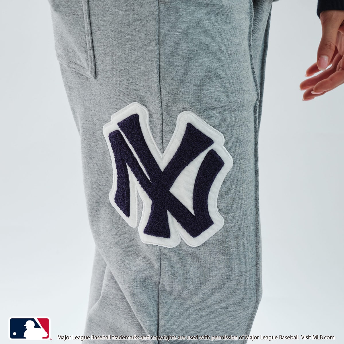 atmos pink MLB Sweat Pants GRAYの画像