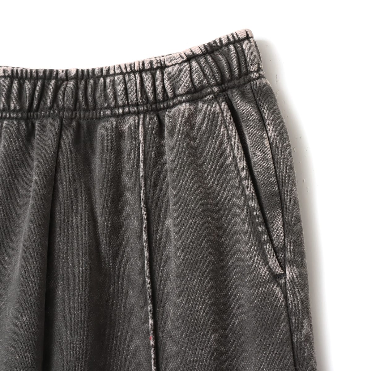 atmos pink Pigment Tapered Sweat Pants BLACKの画像