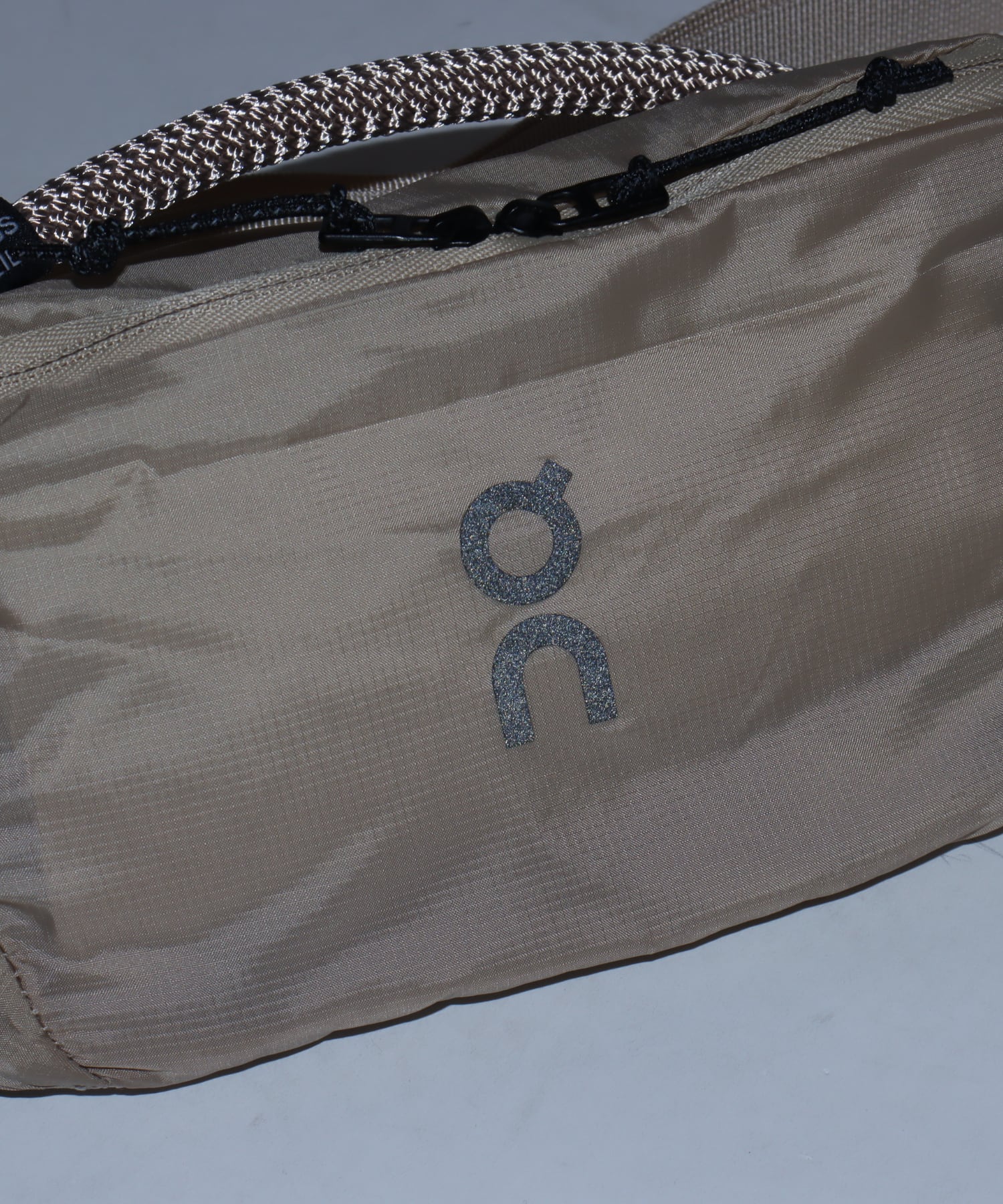 On Waist Pack 2L Lite 1 U Sandの画像