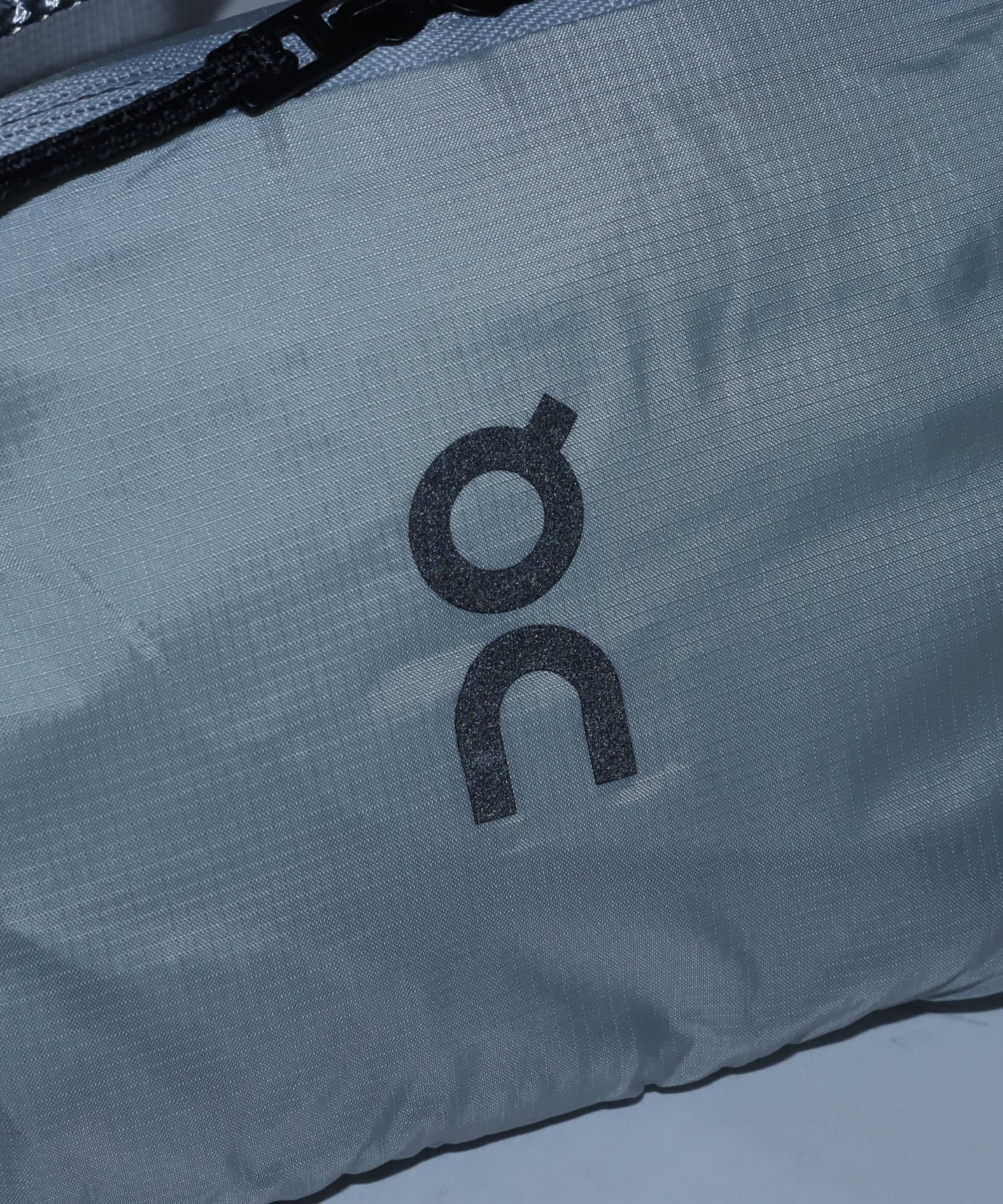 On Waist Pack 2L Lite 1 U Glacierの画像