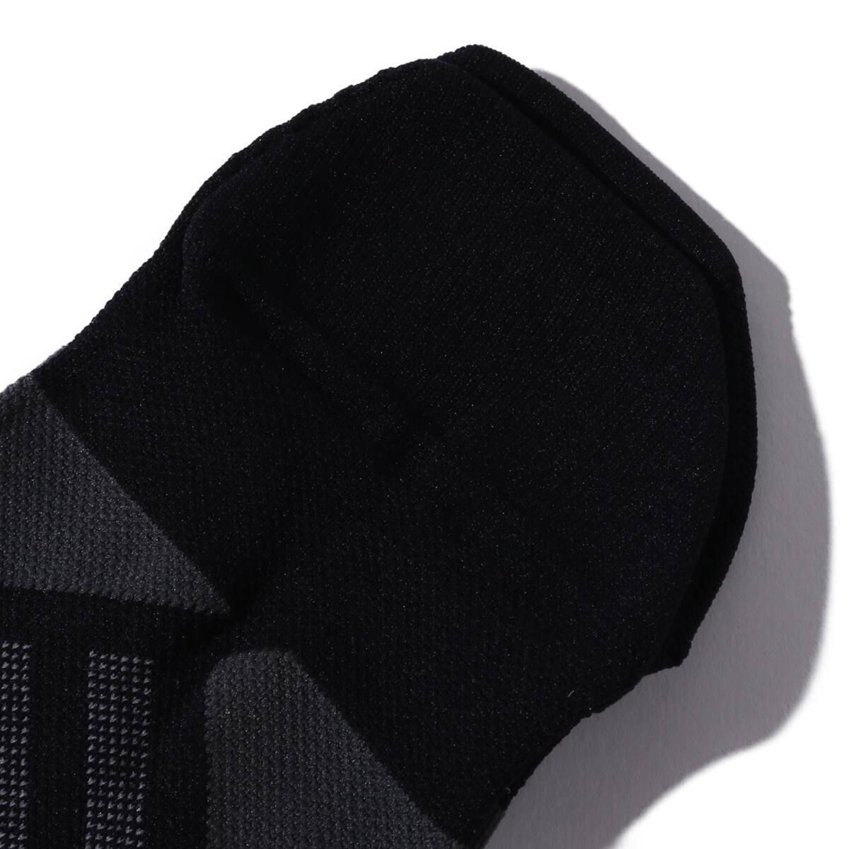 On Low Sock Black/Shadowの画像