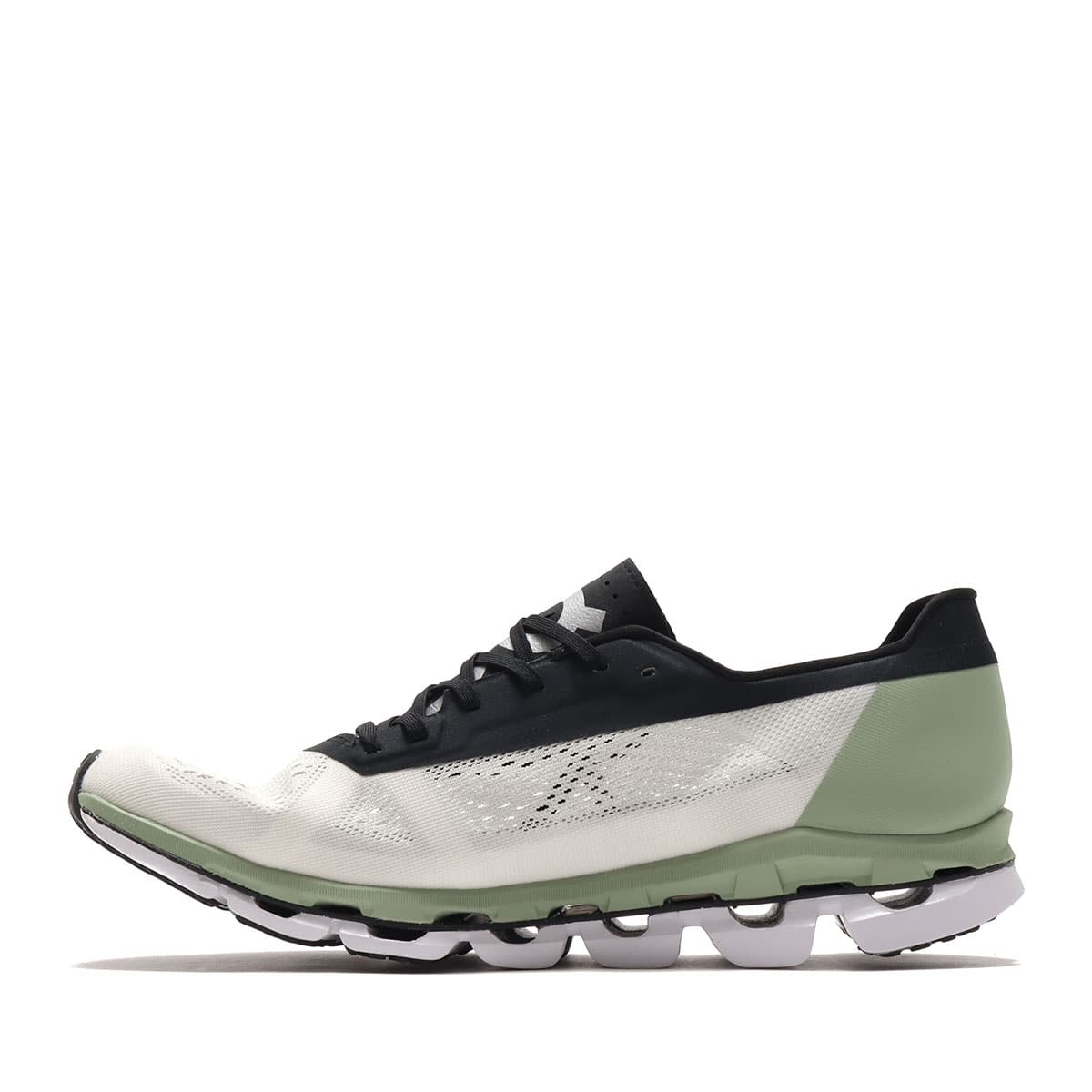 On CLOUDBOOM WHITE/BLACKの画像