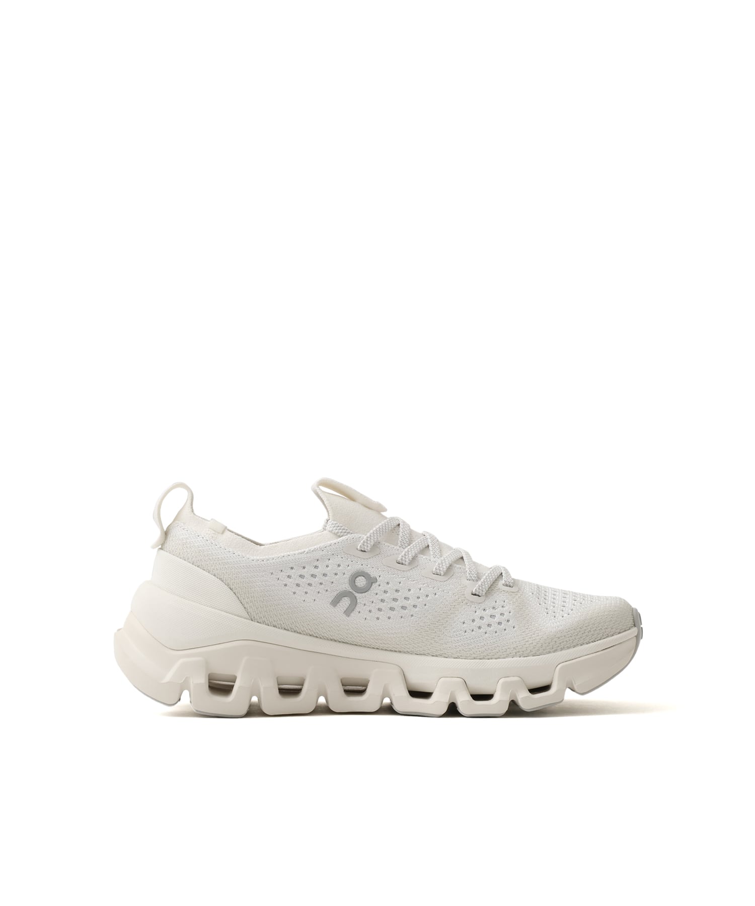 On CLOUD X TEMPO 1 M Ivory | Iceの画像