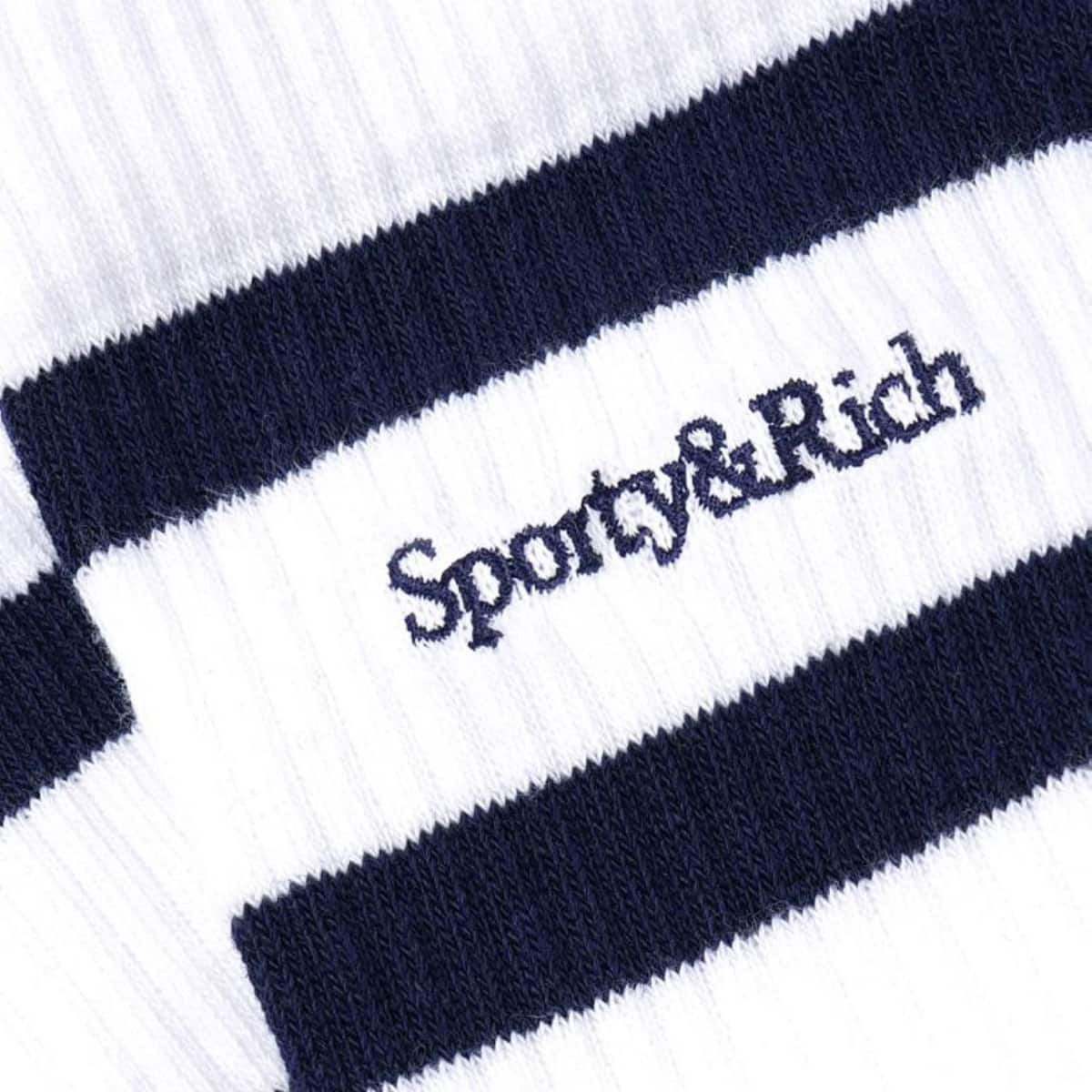 SPORTY＆RICH Serif Logo Socks White Navy の画像