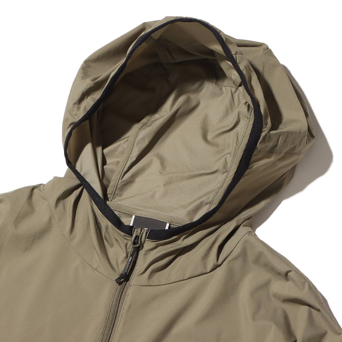 New Balance MET24 Packable Light Jacket カバートグリーン