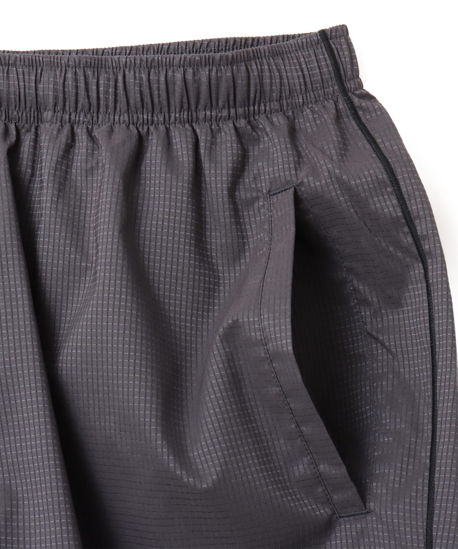 New Balance MESH STRECH WOVEN SHORTS チャコールグレーの画像