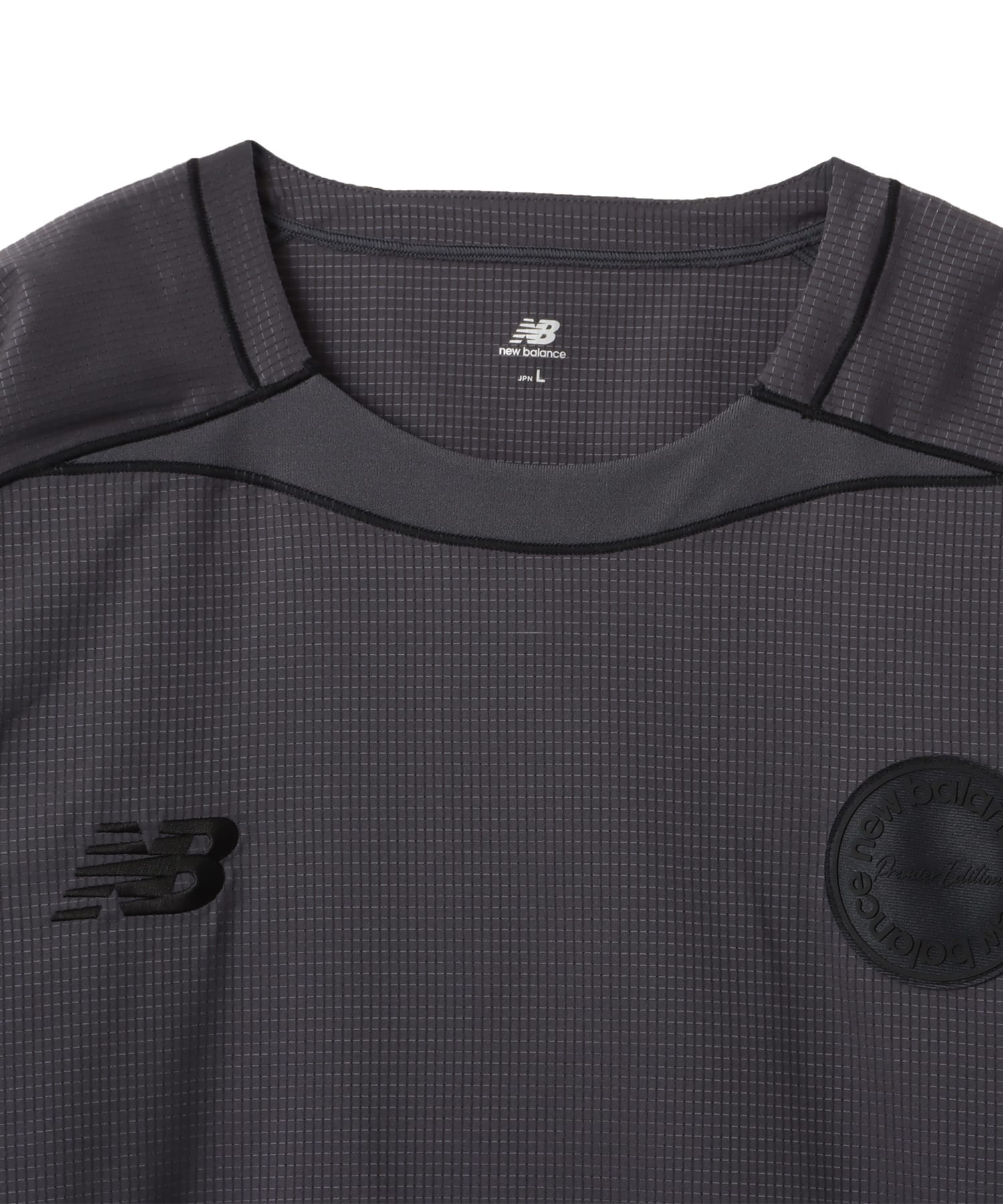 New Balance MESH STRECH WOVEN SHORT SLEEVE SHIRTS チャコールグレーの画像