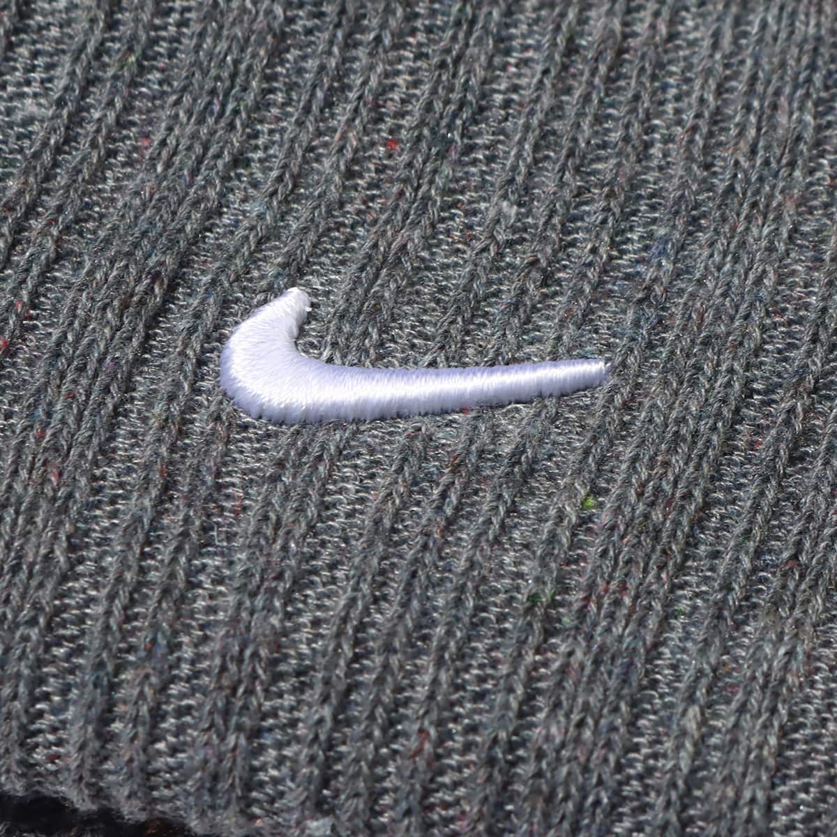 NIKE U NSW BEANIE FSHRMN NUSHRED SMOKE GREY/WHITE 23SP-Iの画像