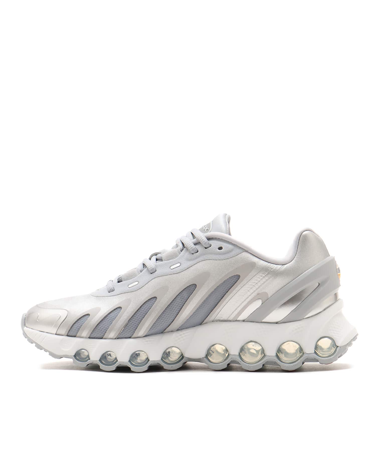 NIKE W AIR MAX DN8 WOLF GREY/METALLIC SILVER-OFF WHITEの画像