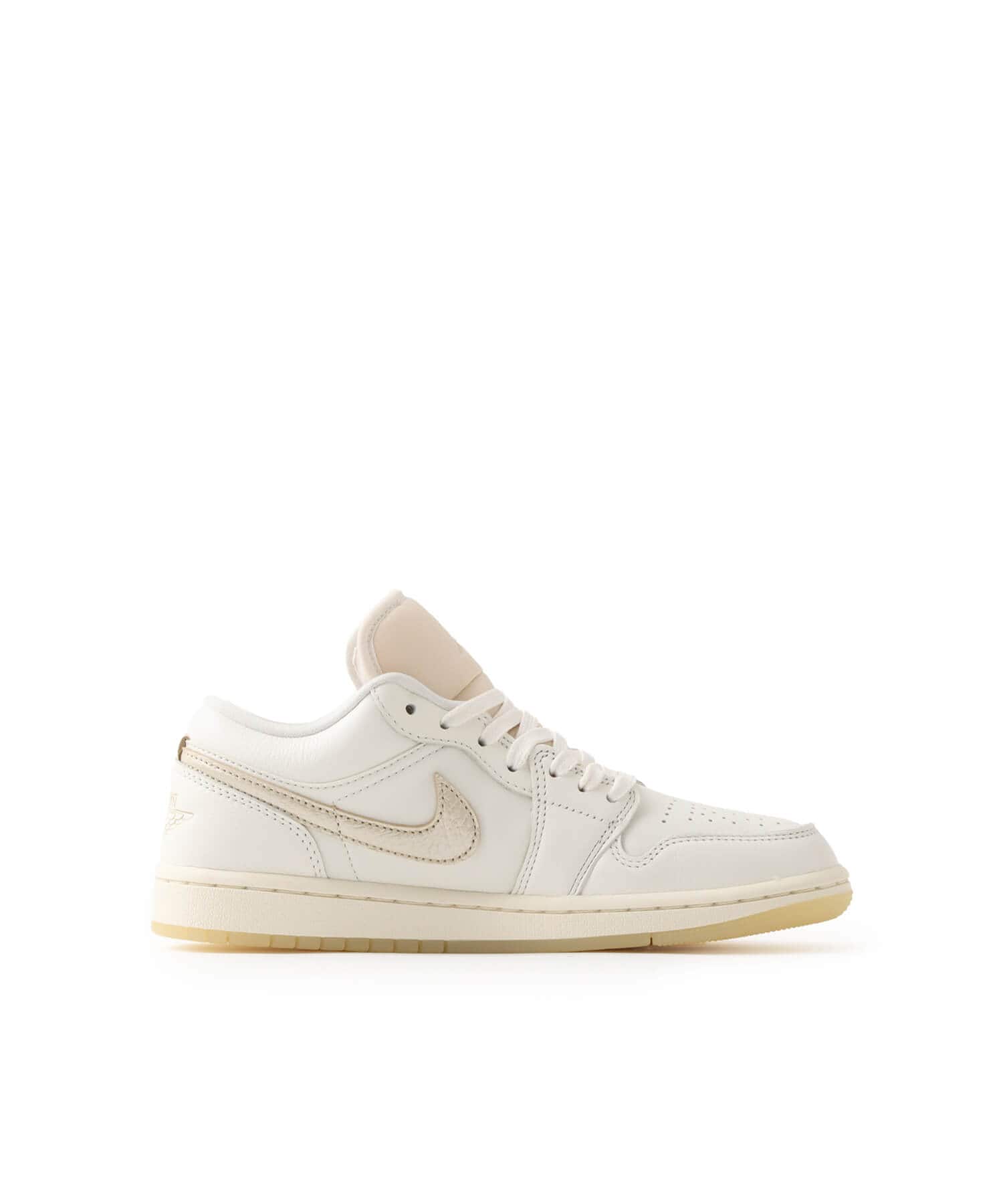 JORDAN BRAND WMNS AIR JORDAN 1 LOW SE SAIL/TEAM GOLD-PALE IVORYの画像