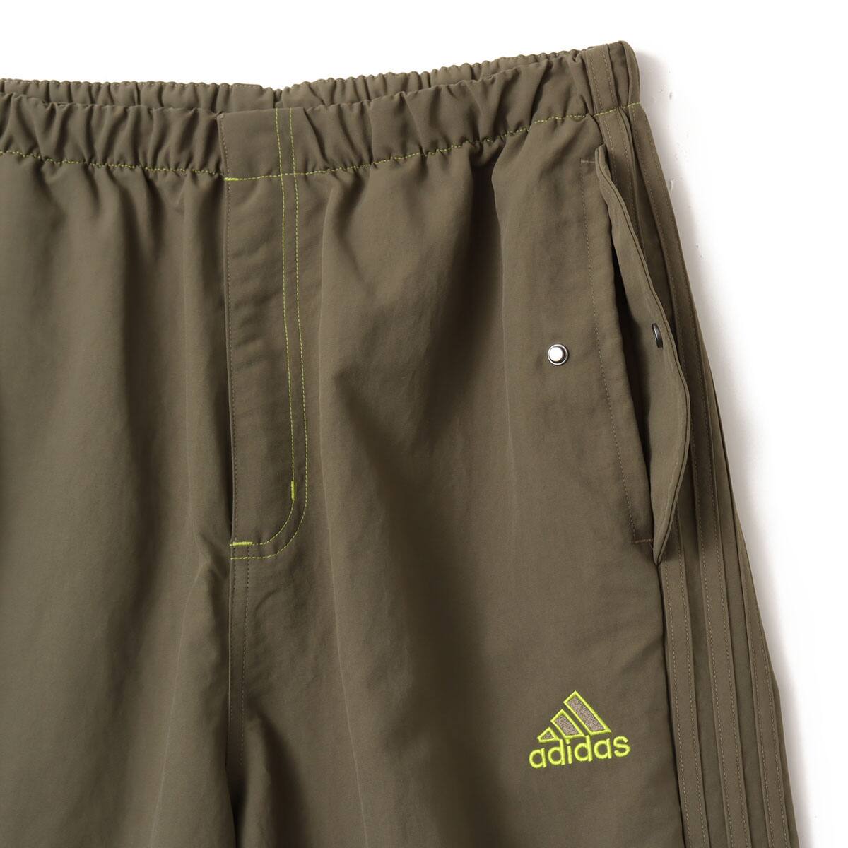 adidas PARACHUTE PANT オリーブストレータの画像
