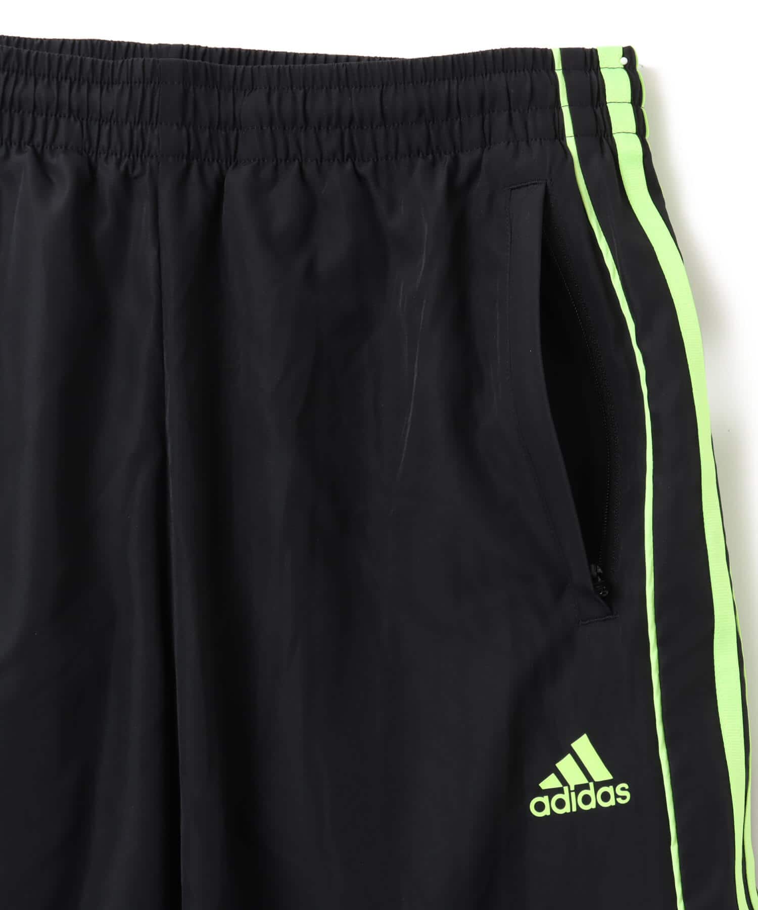 adidas TEAMGEIST ADICOLOR OVERSIZED WOVEN TRACK PANTS ブラック/シグナルグリーンの画像