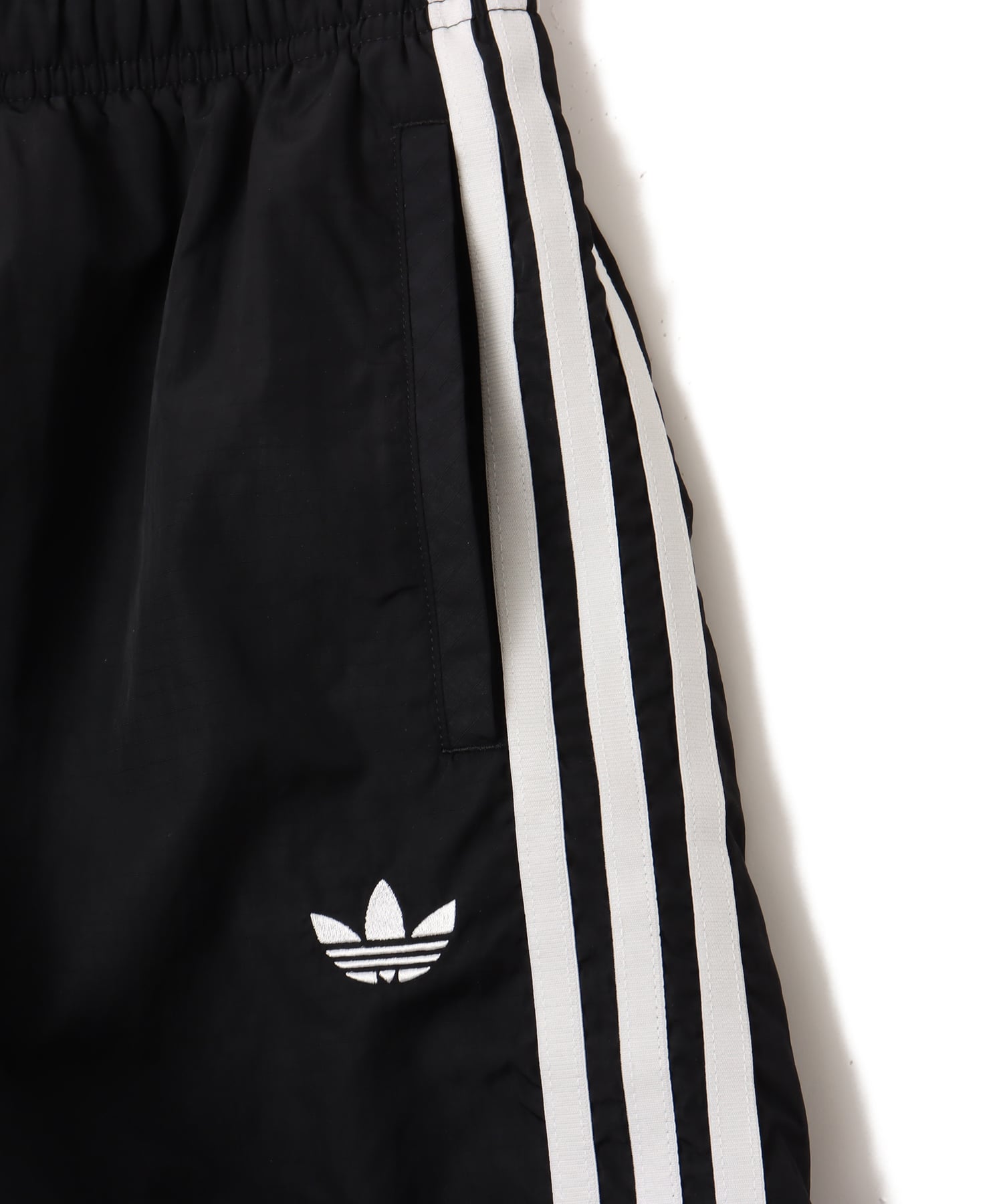adidas ADICOLOR 3 STRIPES WOVEN SHORTS ブラック/ホワイトの画像