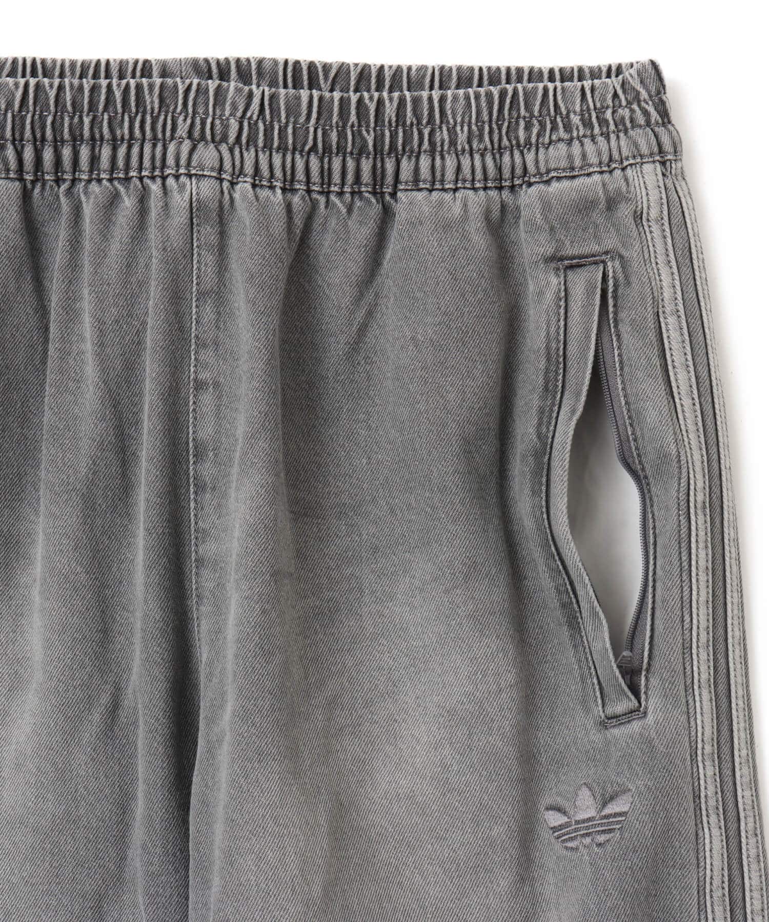 adidas ADICOLOR LOOSE TRACKPANT DENIM STONE ライトデニムの画像