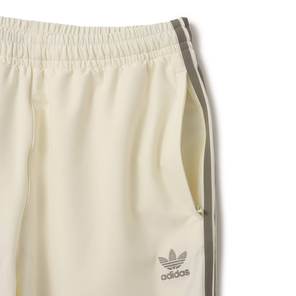 adidas TRACK PANTS アイボリー/シルバーペブルの画像