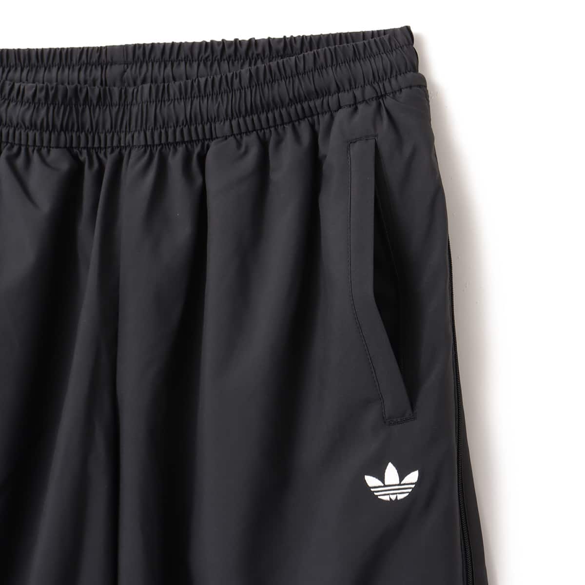 adidas WOVEN TRACK PANTS ブラックの画像