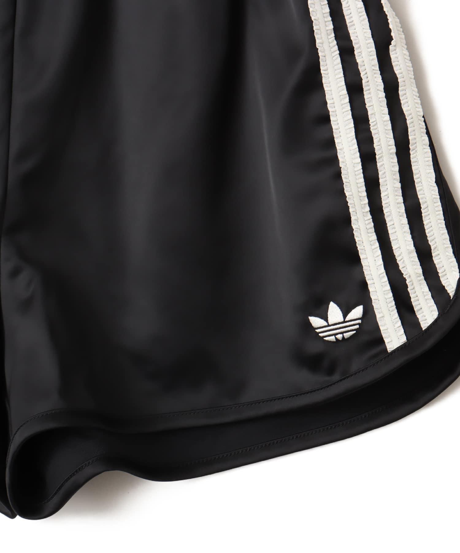 adidas SATIN SHORTS RUFFLE 3S ブラックの画像