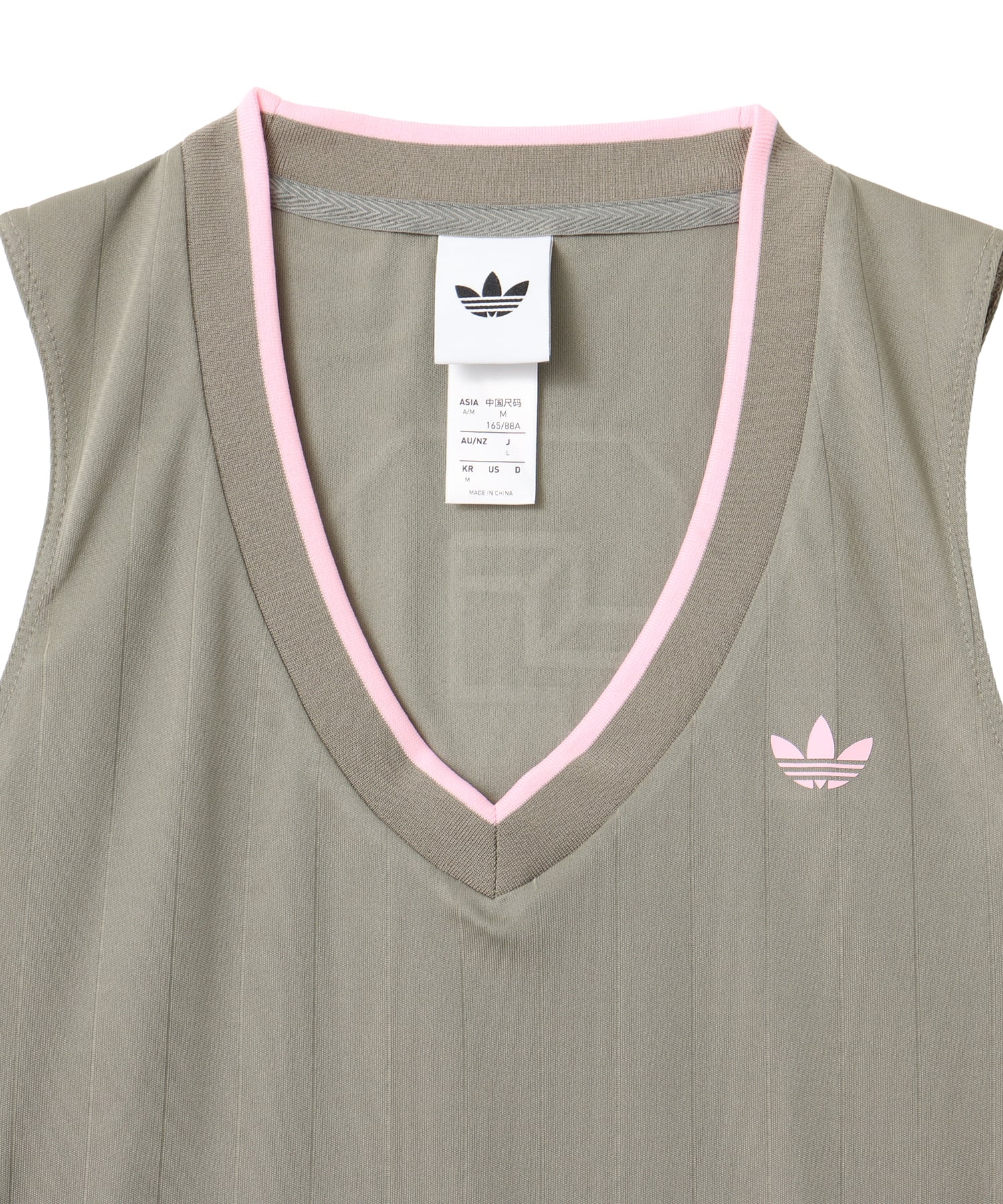 adidas V-NECK トレースカーゴの画像