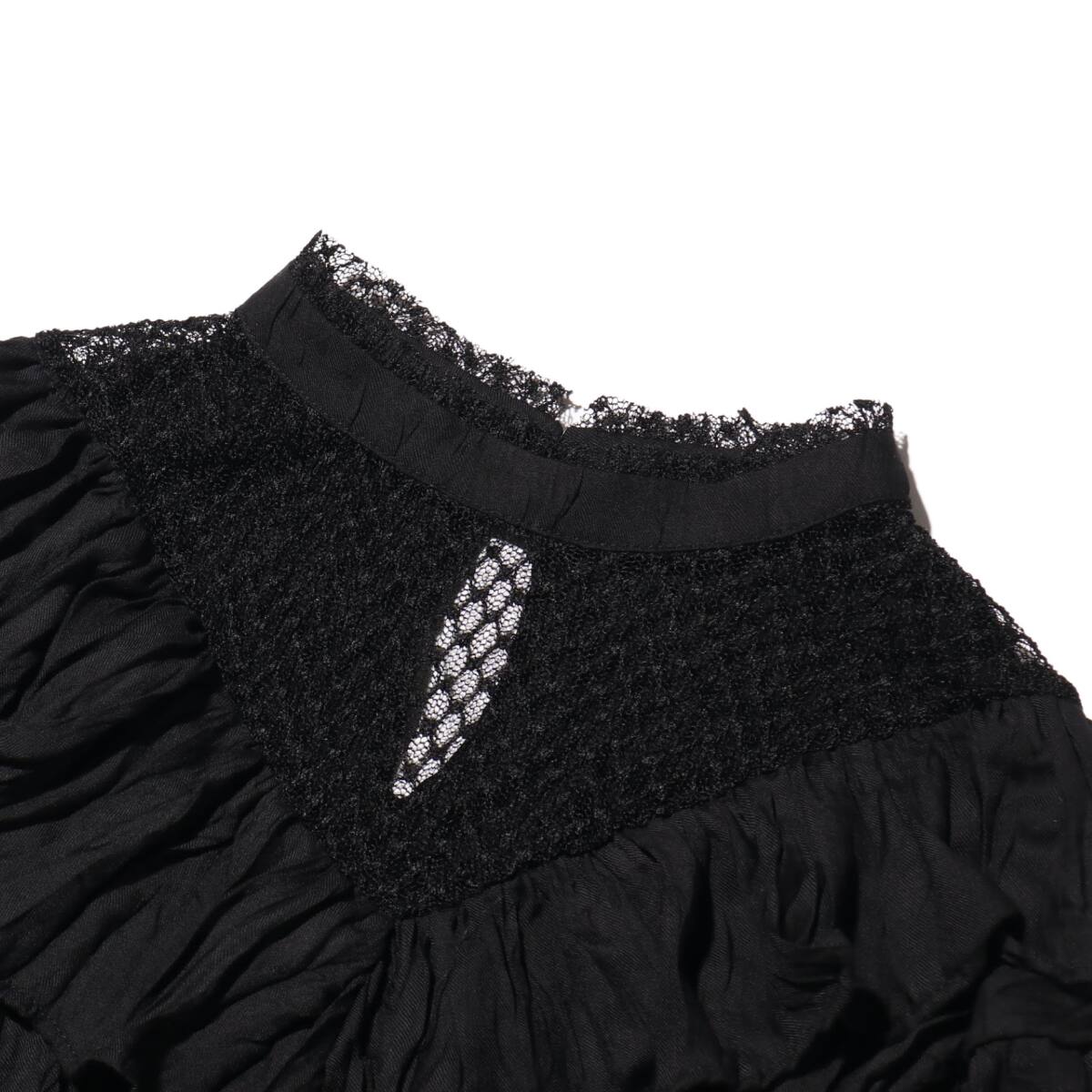 atmos pink ネックレース ブラウス BLACKの画像