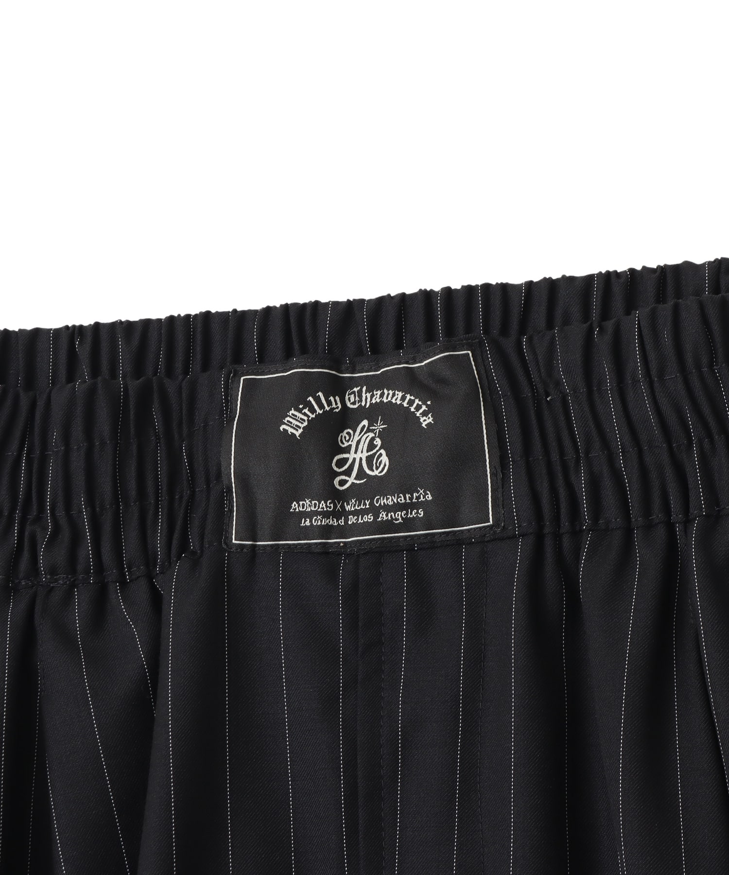 adidas CHAVARRIA PINSTRIPE LONG SHORT ブラック/ホワイトの画像