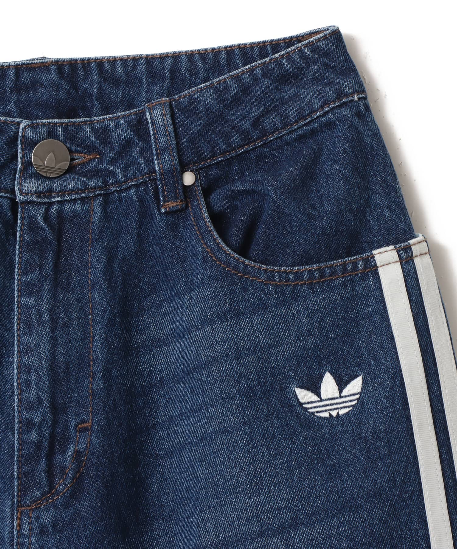 adidas VINTAGE WIDE LEG JEANS WITH CHECKED SEAM インディゴデニム/マルチカラーの画像