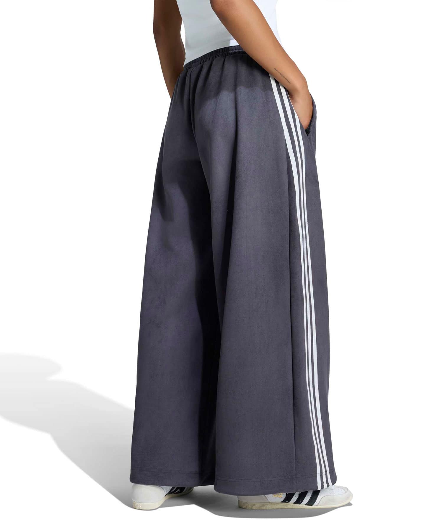 adidas ADILENIUM FAUX SUEDE TRACK PANT ブラックの画像