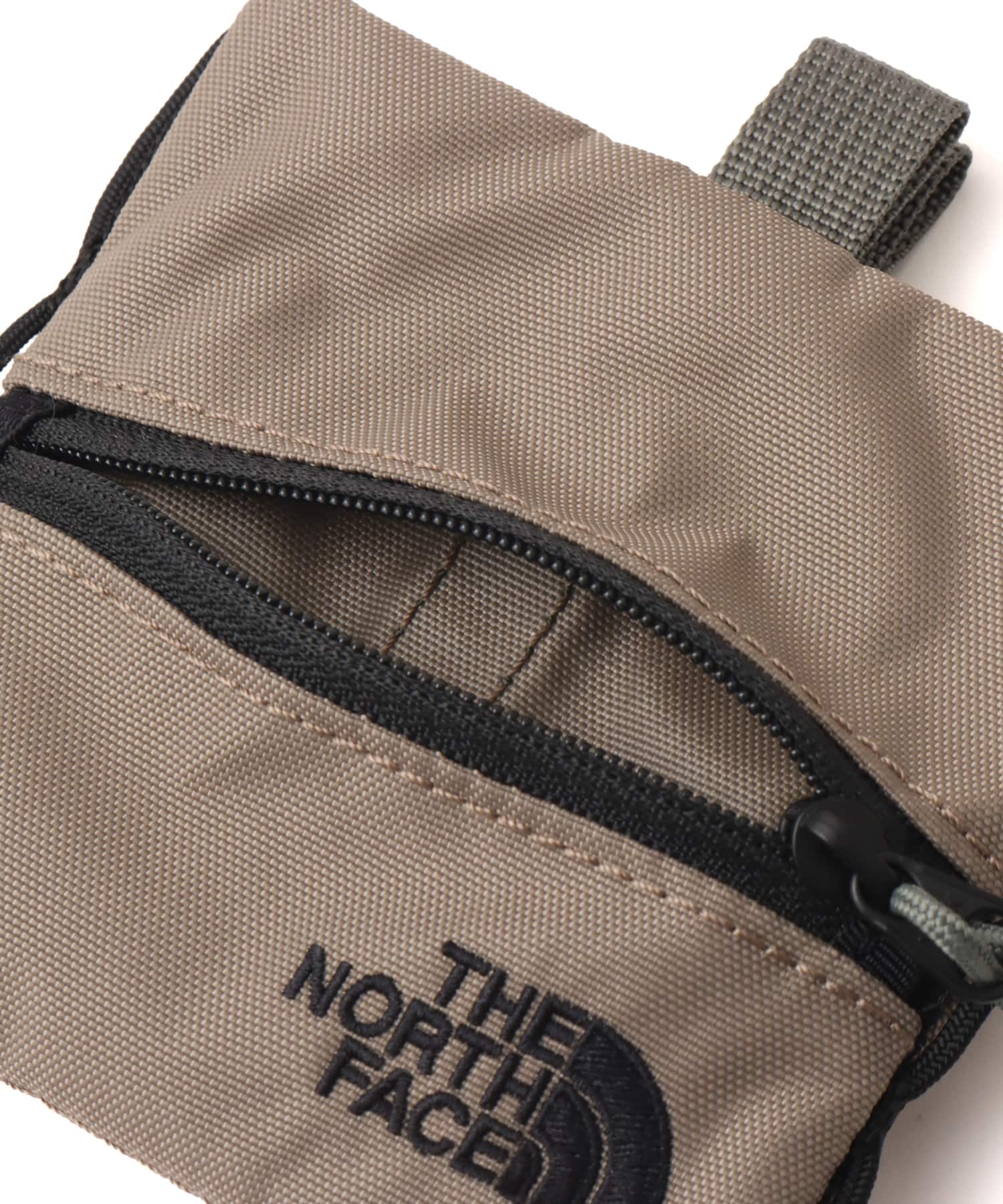 THE NORTH FACE Bilby Flat Pouch S マッシュルームの画像