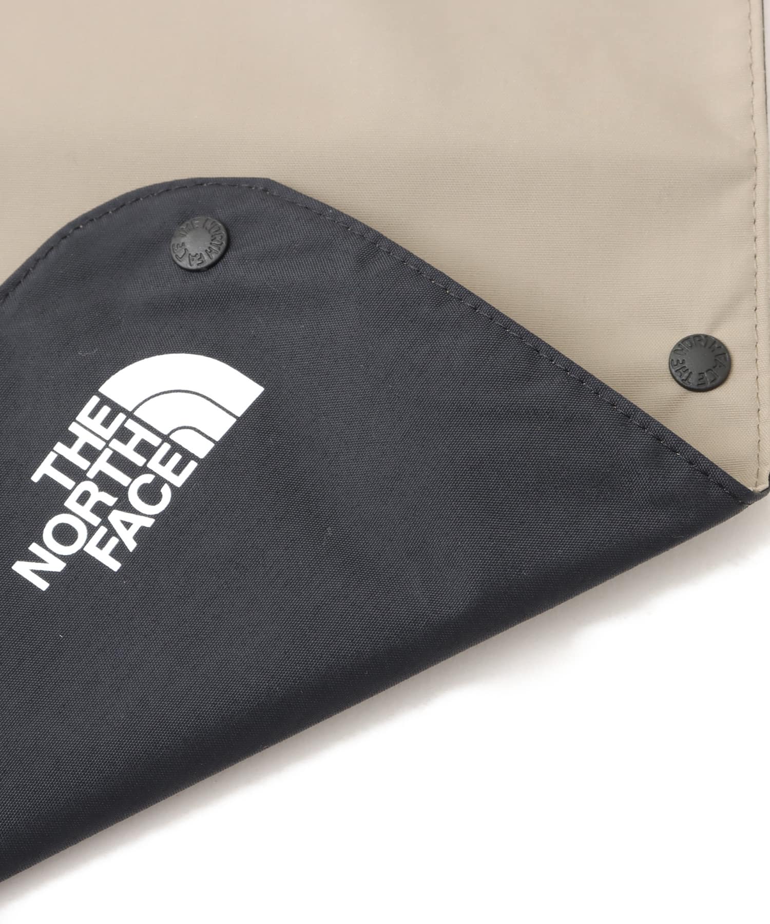THE NORTH FACE Baby Compact Yummy Bib マッシュルームの画像