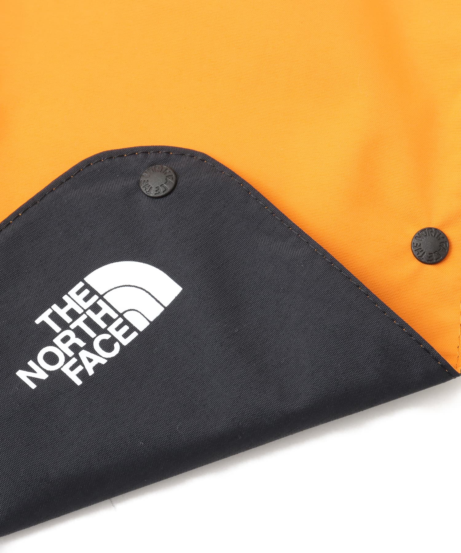 THE NORTH FACE Baby Compact Yummy Bib ヤムオレンジの画像