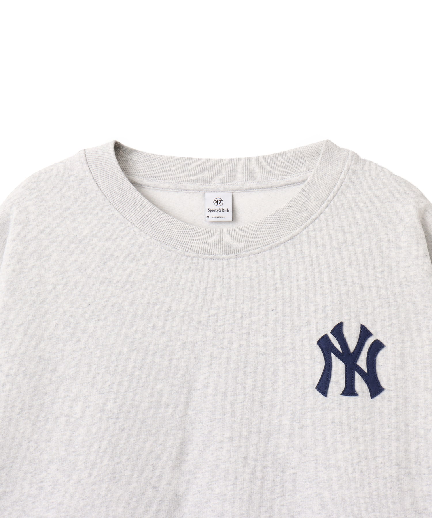 SPORTY＆RICH Heritage Yankees Serif Crewneck Heather Grayの画像