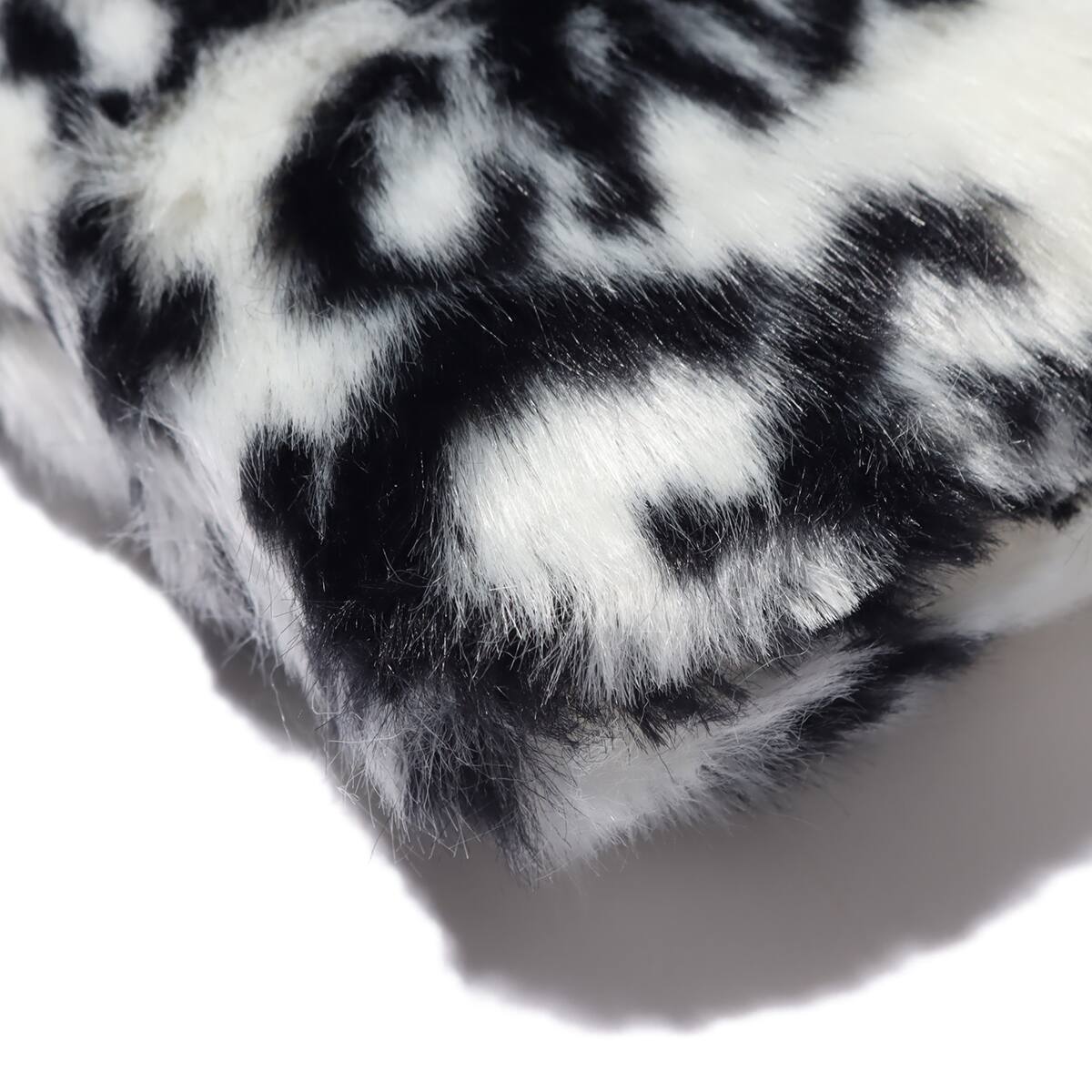 UGG Small Zip Pouch Faux Fur Graffiti UGG B/W 20FW-Iの画像